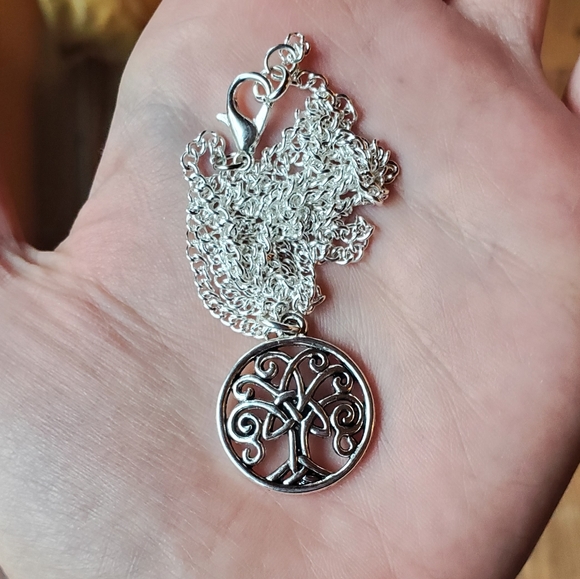 NWOT Silver Celtic Tree of Life Circle Necklace - Picture 5 of 8